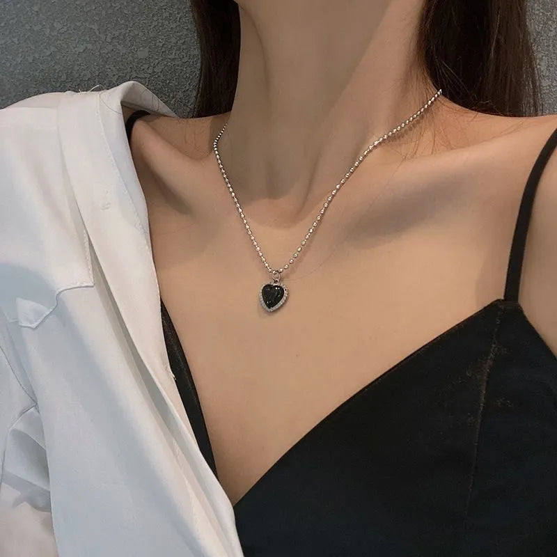 Kpop Black Heart Necklace French Metal Love Clavicle Chain Korean Simple Female Short Pendanklace Female Short Pendant for Women