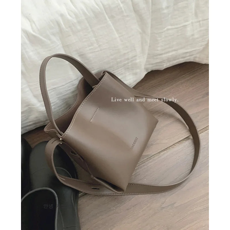 Vintage premium texture underarm bag bag women's 2023 new large capacity bucket bag wide shoulder strap cross-body bag