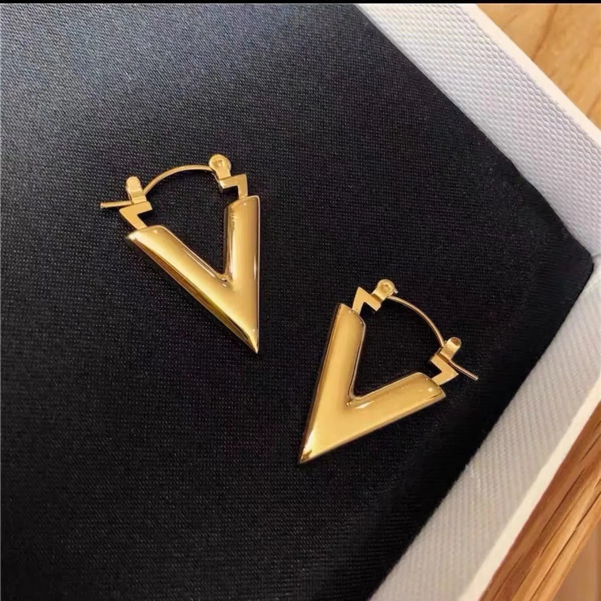 CARLIDANA Luxury Brand Designer Letter V Hoop Earrings Golden Vintage Stainless Steel Earrings Simple Hip-Hop Party Girl Jewelry